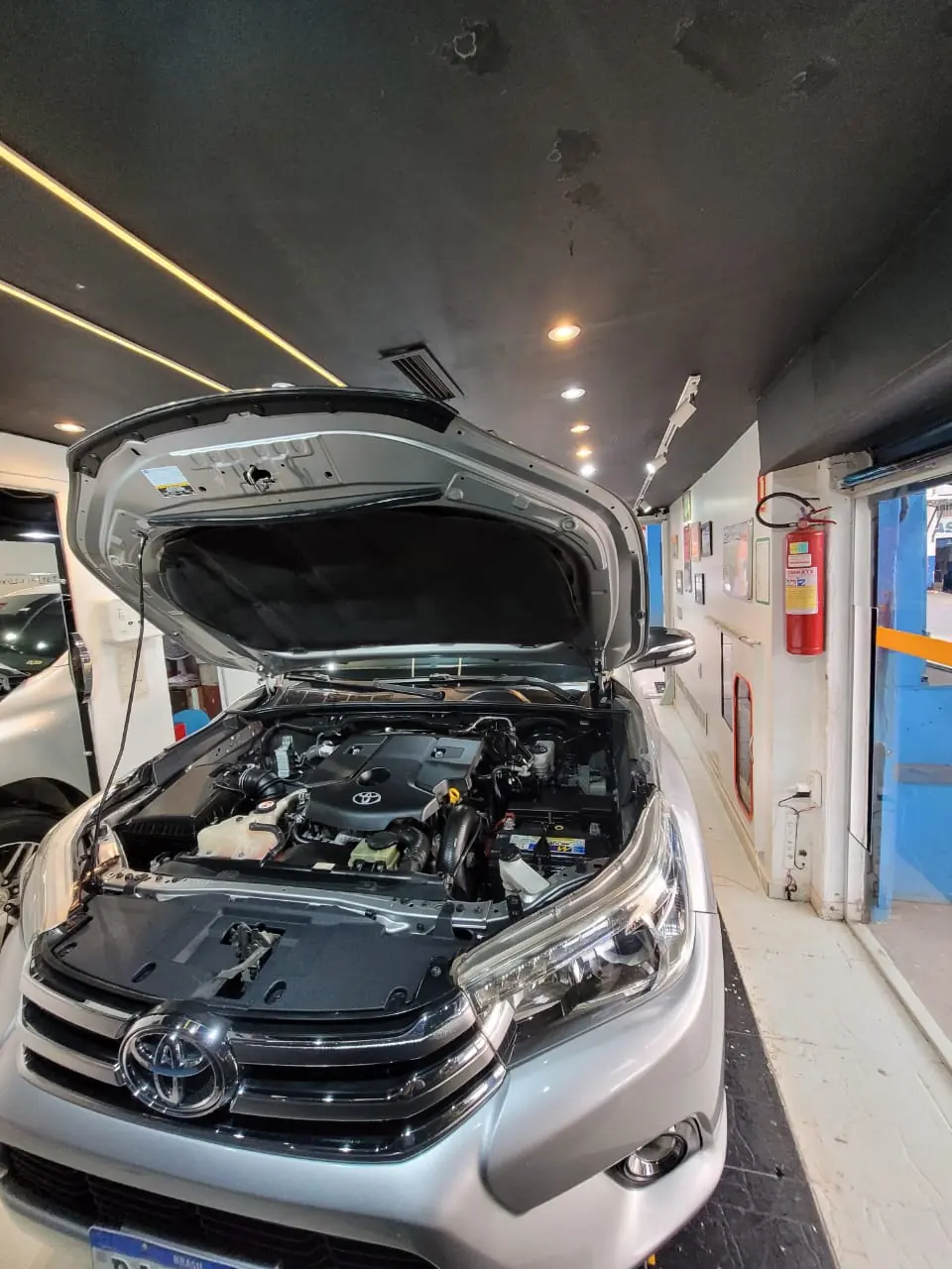 Toyota Hilux com capô aberto