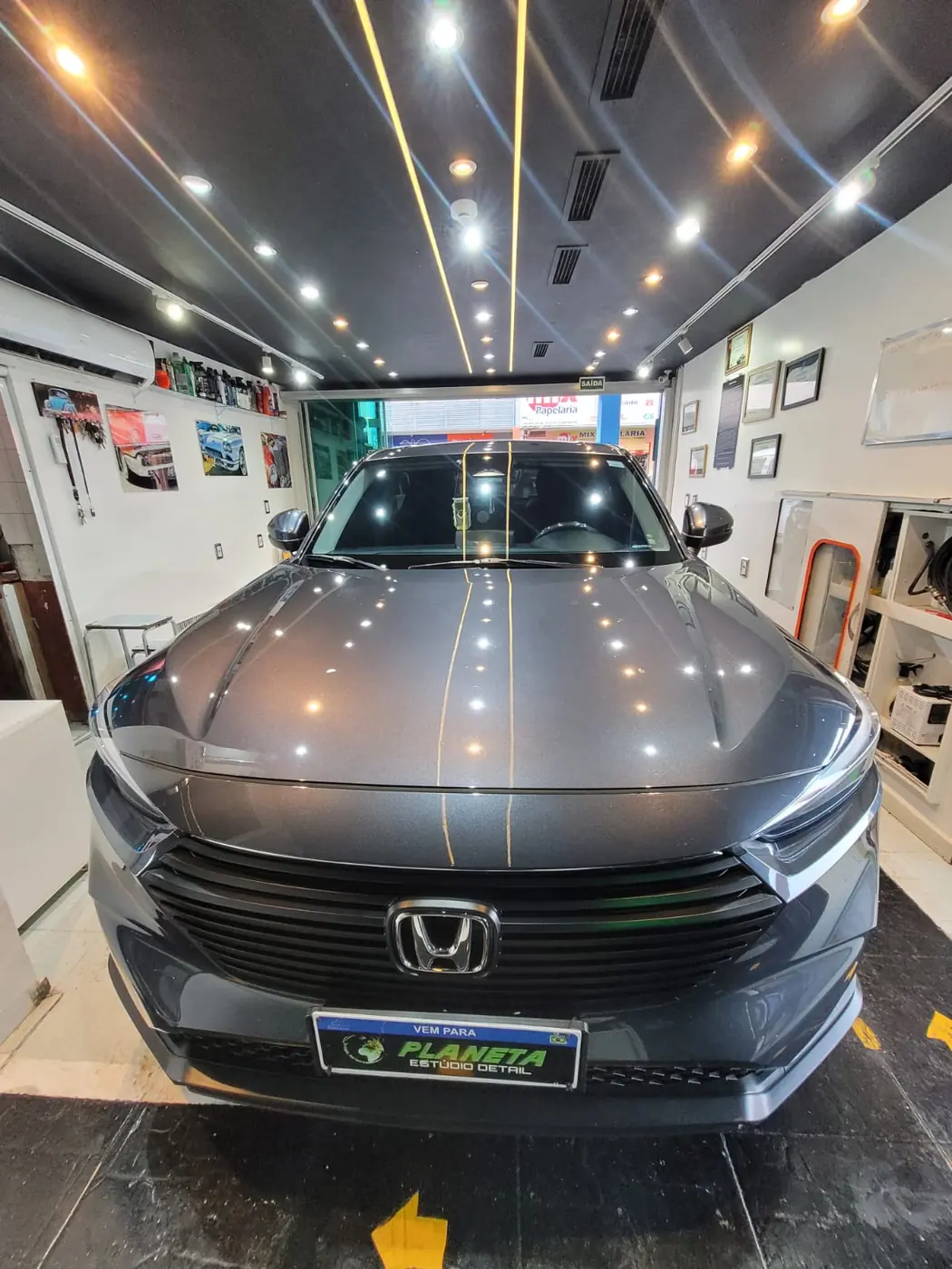 Honda cinza de frente no estúdio