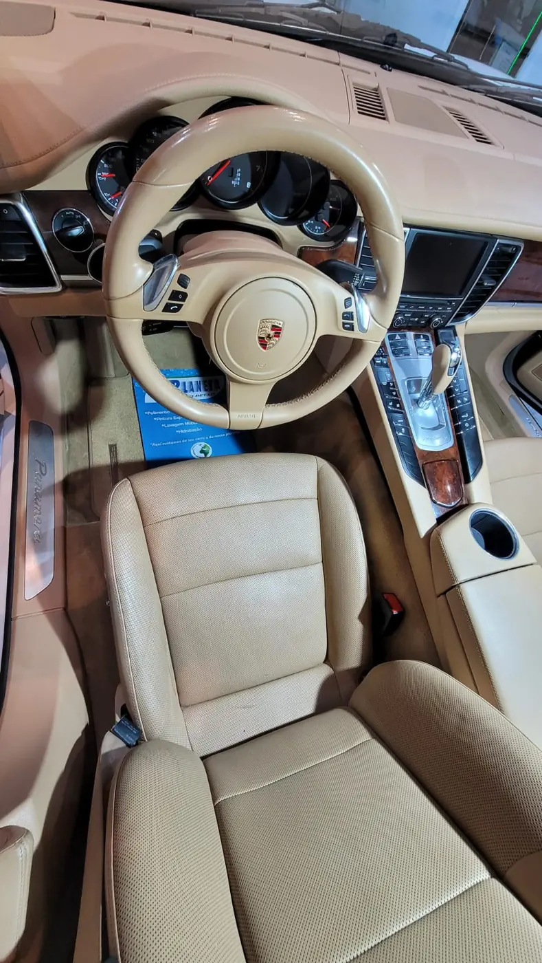 Interior de Porsche em couro bege higienizado