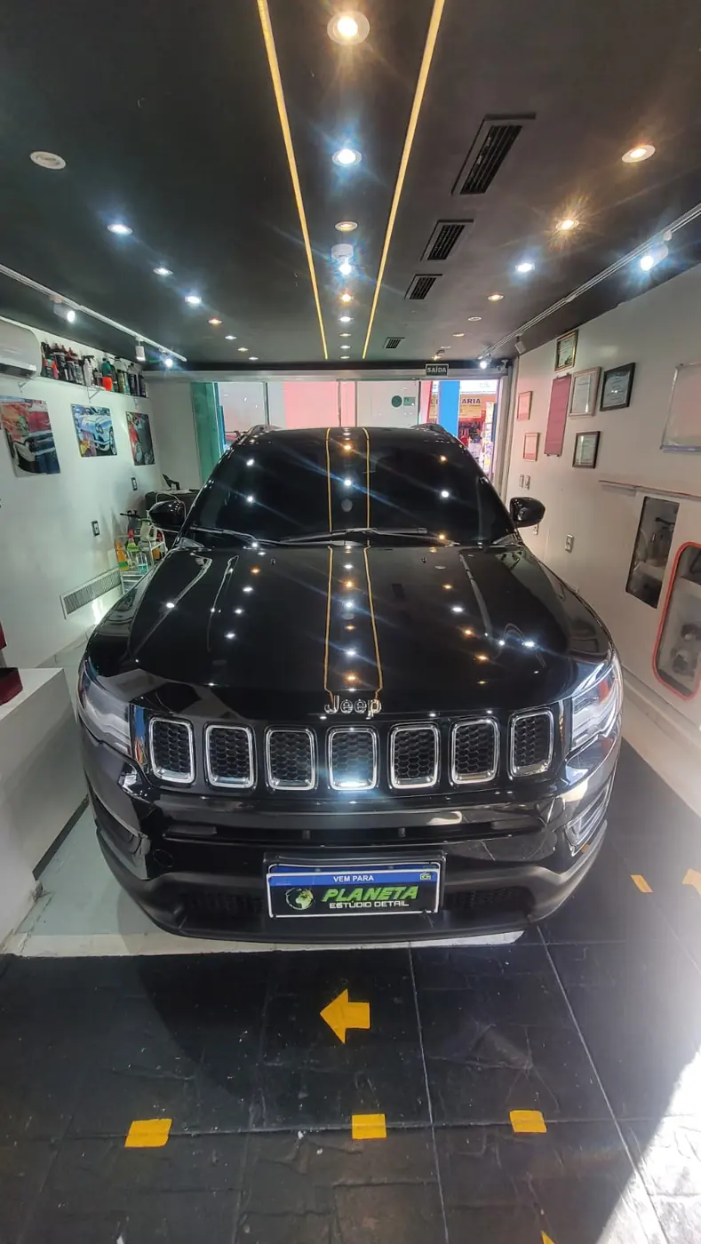 Jeep Compass preto após ecolavagem detalhada